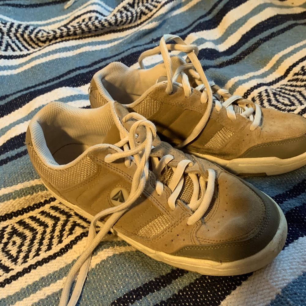 Men’s size 7 puffy skater air walks.